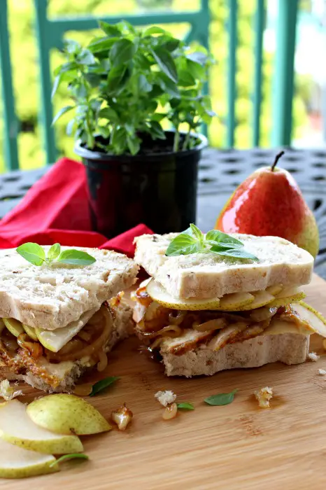 chicken caramelised onion & pear sandwich | berrysweetlife.com