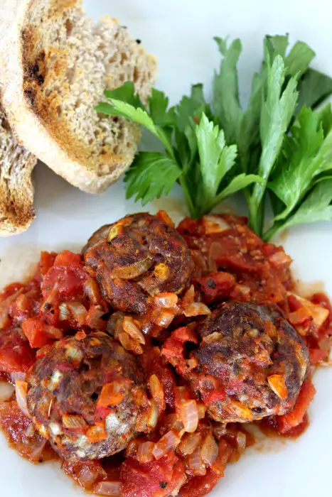 baked herby meatballs in tomato sauce | berrysweetlife.com