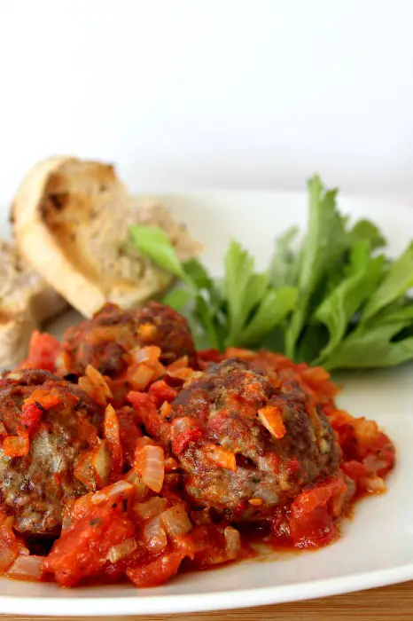 baked herby meatballs in tomato sauce | berrysweetlife.com