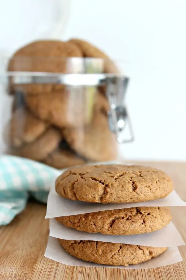 Spiced Festive Ginger & Syrup Cookies. These cookies are very quick & easy to make and totally delicious. Perfect Thanksgiving and Christmas recipe. | berrysweetlife.com