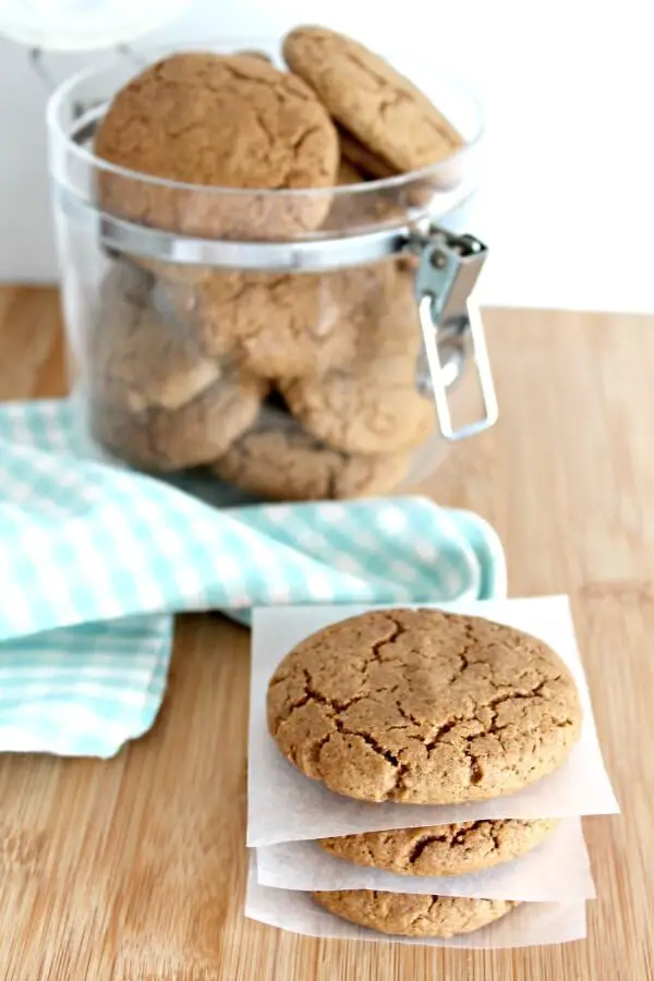 Spiced Festive Ginger & Syrup Cookies. These cookies are very quick & easy to make and totally delicious. Perfect Thanksgiving and Christmas recipe. | berrysweetlife.com