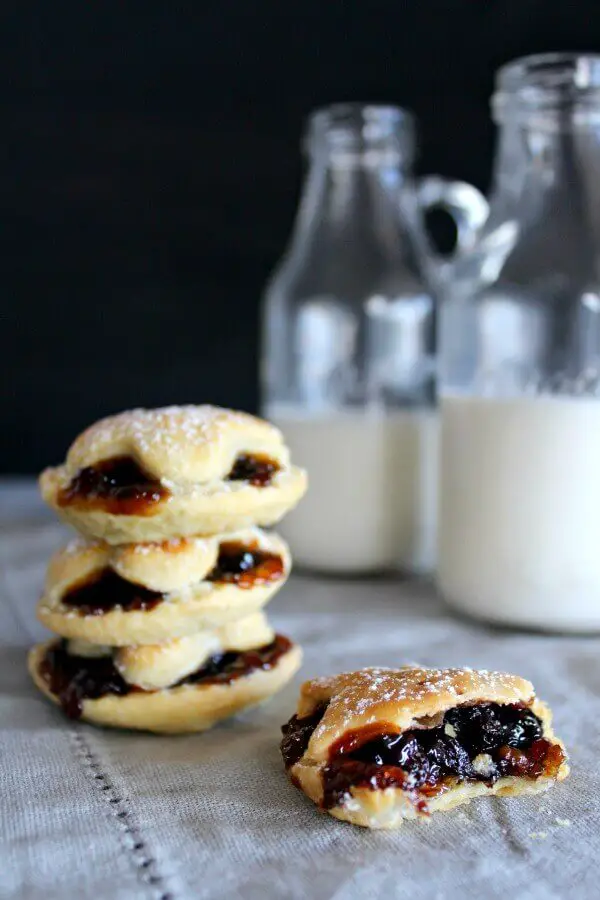 Sweet, spicy, jammy & rich Christmas Fruit Mince Pies With Light Pastry cases. A British Christmas recipe that is easy to make & is utterly irresistible! <3 | berrysweetlife.com