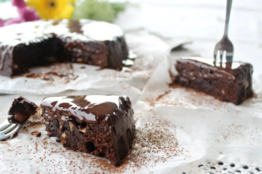 The Best Chocolate Brownie Cake - You won't believe how DELICIOUS this Sugar & Dairy Free cake recipe is! It's easy to make & will satisfy any chocolate craving. I LOVE this cake! | berrysweetlife.com | www.berrysweetlife.com