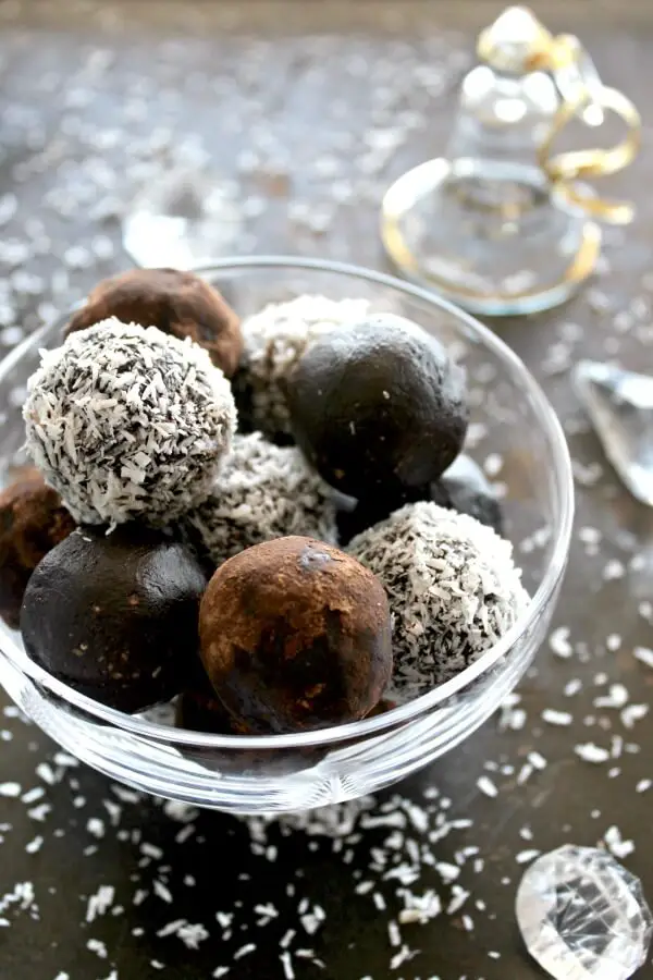 Wonderfully decadent, rich and chocolatey truffles that are sugar free! It's very easy to make these low carb Dairy & Sugar Free Almond Chocolate Truffles | berrysweetlife.com