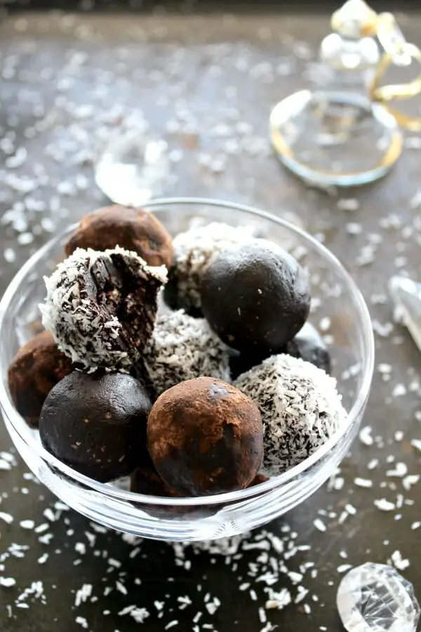 Wonderfully decadent, rich and chocolatey truffles that are sugar free! It's very easy to make these low carb Dairy & Sugar Free Almond Chocolate Truffles | berrysweetlife.com