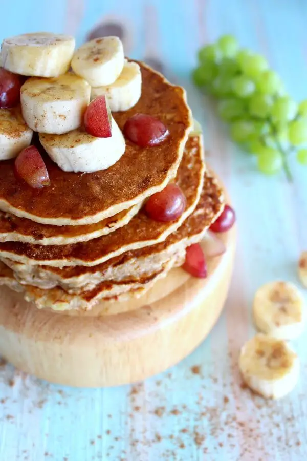 The most DELICIOUS, quick & easy Healthy Oatmeal Bran Banana Pancakes ever! These are the very best sugar free, light and fluffy banana breakfast pancakes! | berrysweetlife.com