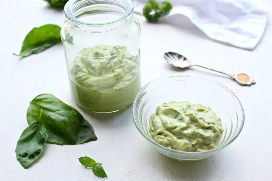 The Best Herby Avocado & Yoghurt Pesto Sauce. A creamy pesto sauce that is very quick & easy, healthy and versatile. No oil added, full of goodness! | berrysweetlife.com