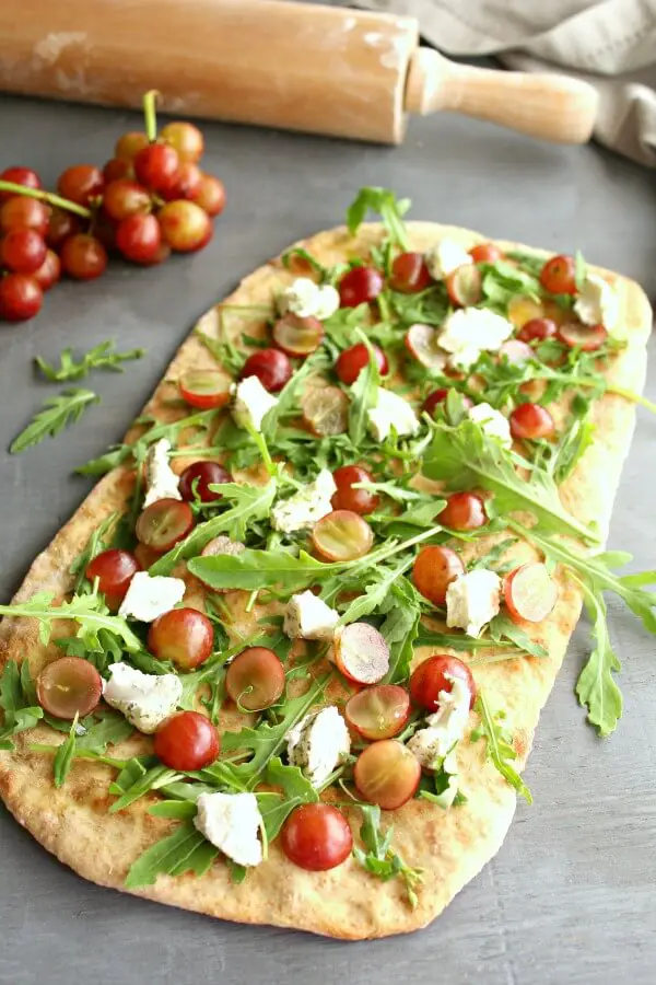 Wholewheat Grape Rocket & Goats Cheese Healthy Pizza. A recipe you need! Delicious vegetarian pizza with so much flavour and goodness. Perfect dinner recipe for the whole family | berrysweetlife.com