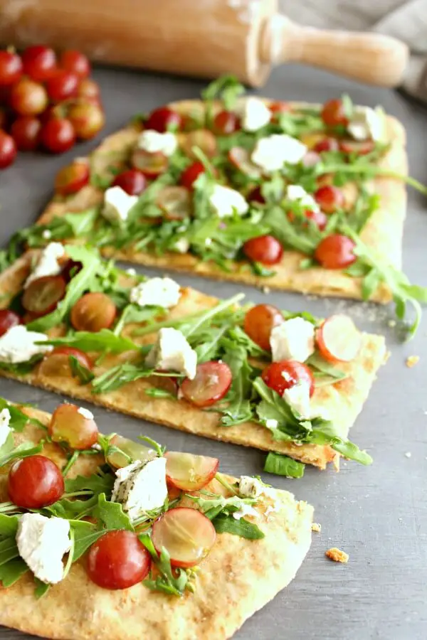 Wholewheat Grape Rocket & Goats Cheese Healthy Pizza. A recipe you need! Delicious vegetarian pizza with so much flavour and goodness. Perfect dinner recipe for the whole family | berrysweetlife.com