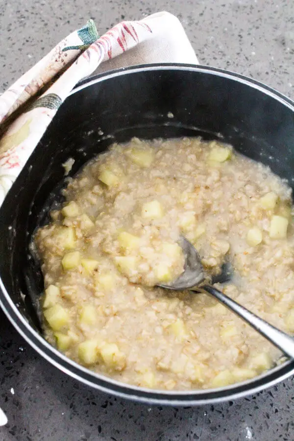 10 Minute Apple Pie Oats | berrysweetlife.com