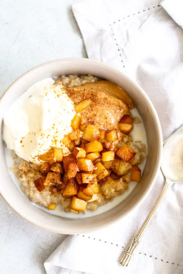 10 Minute Apple Pie Oats | berrysweetlife.com