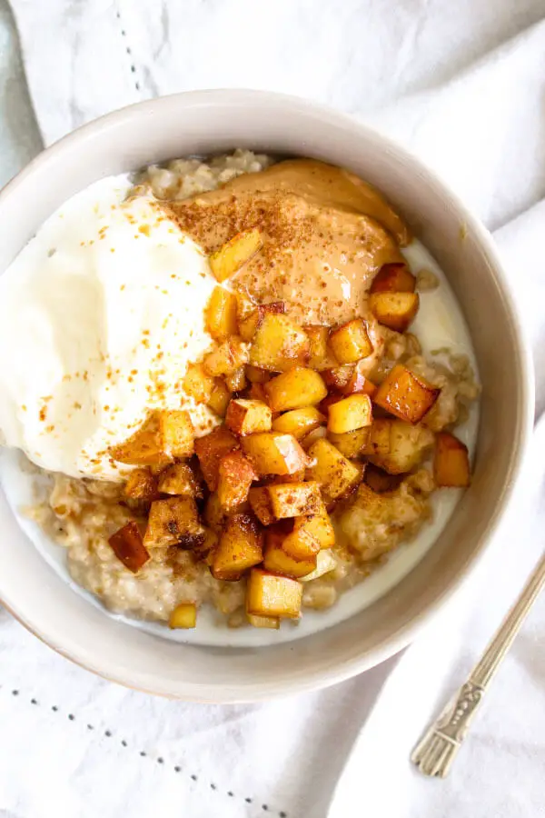 10 Minute Apple Pie Oats | berrysweetlife.com