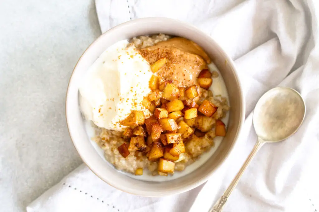 10 Minute Apple Pie Oats | berrysweetlife.com