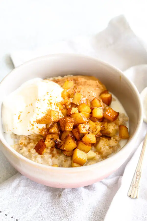 10 Minute Apple Pie Oats | berrysweetlife.com