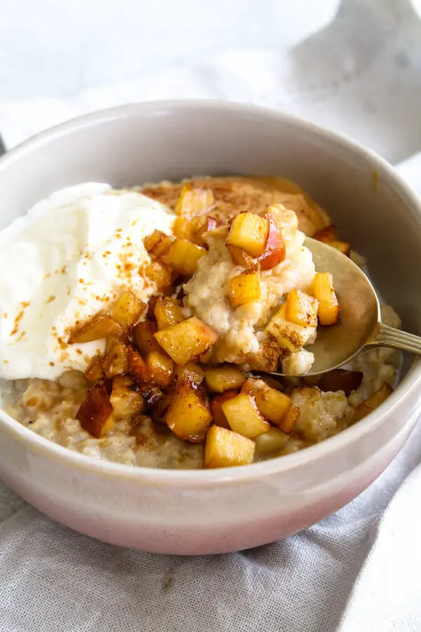 10 Minute Apple Pie Oats | berrysweetlife.com