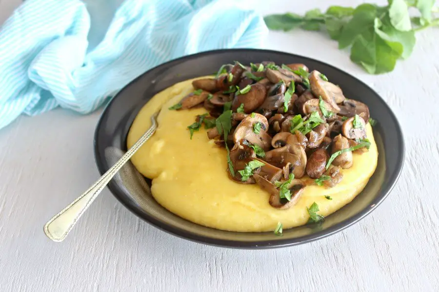 Cheesy Polenta & Garlic Sautéed Mushrooms with Rocket. A simple weeknight dinner that is delicious and very healthy. Perfect for a family supper | berrysweetlife.com