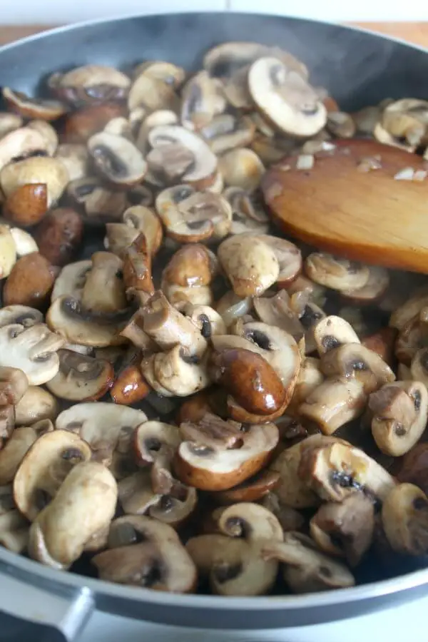 Cheesy Polenta & Garlic Sautéed Mushrooms with Rocket. A simple weeknight dinner that is delicious and very healthy. Perfect for a family supper | berrysweetlife.com