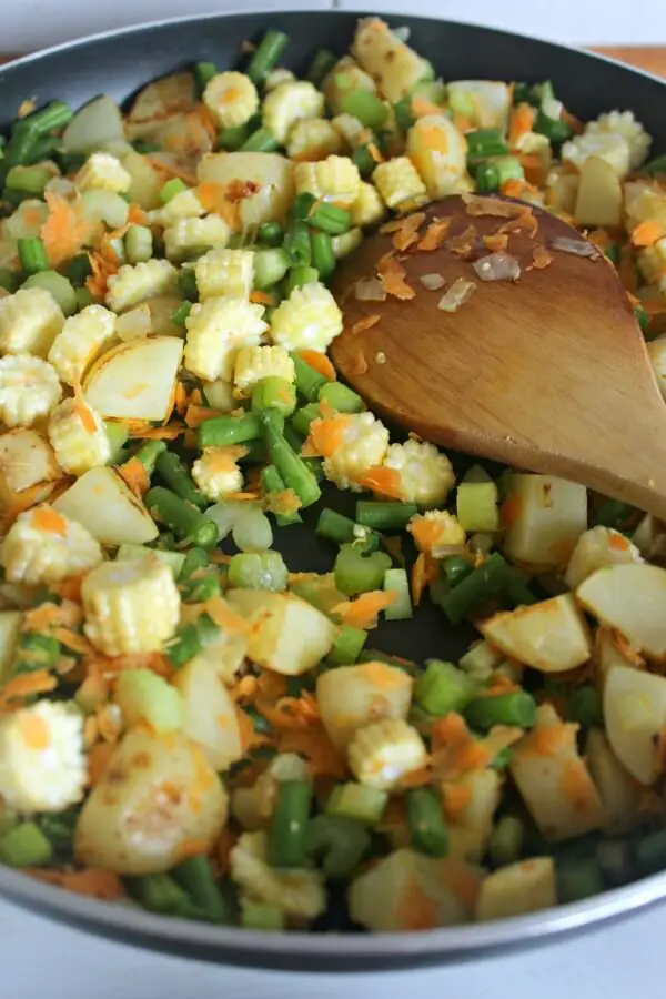 Fresh & Light Summer Veggie Fish Pie. A lighter, flavoursome fish pie packed with summer vegetables. Very easy to make | berrysweetlife.com