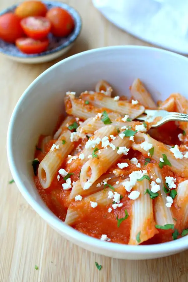 Roasted Red Pepper Garlic Pasta Sauce. The most versatile & flavoursome sauce ever! Quick & simple to make - serve it with pasta, chicken, anything!! | berrysweetlife.com