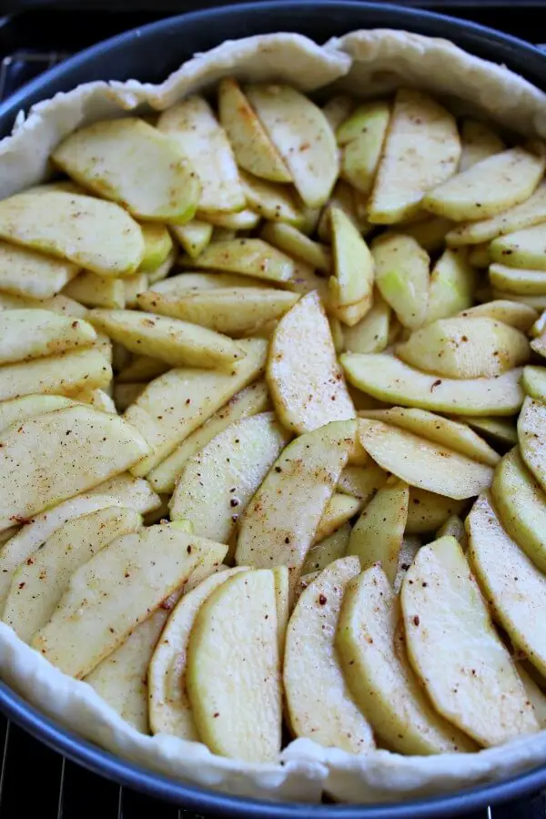 Brown Butter Caramel Crumble Apple Pie. An Irish inspired recipe that is delicious and easy to make. Layers of tart apples with a crunchy caramel crumble topping | berrysweetlife.com