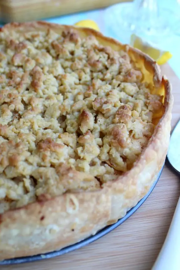 Brown Butter Caramel Crumble Apple Pie. An Irish inspired recipe that is delicious and easy to make. Layers of tart apples with a crunchy caramel crumble topping | berrysweetlife.com