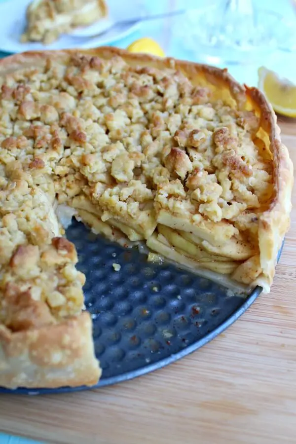 Brown Butter Caramel Crumble Apple Pie. An Irish inspired recipe that is delicious and easy to make. Layers of tart apples with a crunchy caramel crumble topping | berrysweetlife.com