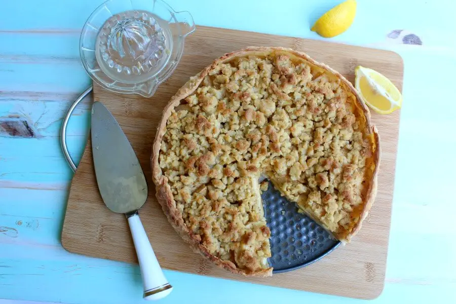 Brown Butter Caramel Crumble Apple Pie. An Irish inspired recipe that is delicious and easy to make. Layers of tart apples with a crunchy caramel crumble topping | berrysweetlife.com