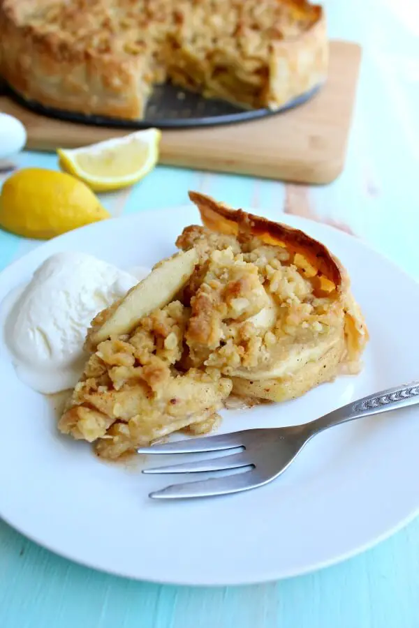 Brown Butter Caramel Crumble Apple Pie. An Irish inspired recipe that is delicious and easy to make. Layers of tart apples with a crunchy caramel crumble topping | berrysweetlife.com