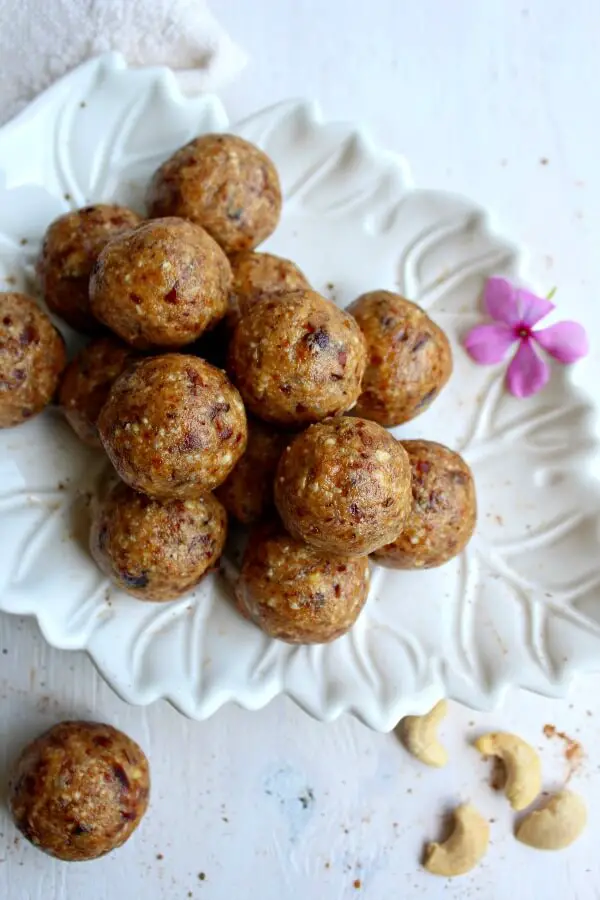 Cashew Pear Energy Protein Balls. Got 10 minutes? These are packed with protein and perfect for a post work out (or anytime) snack! | berrysweetlife.com 