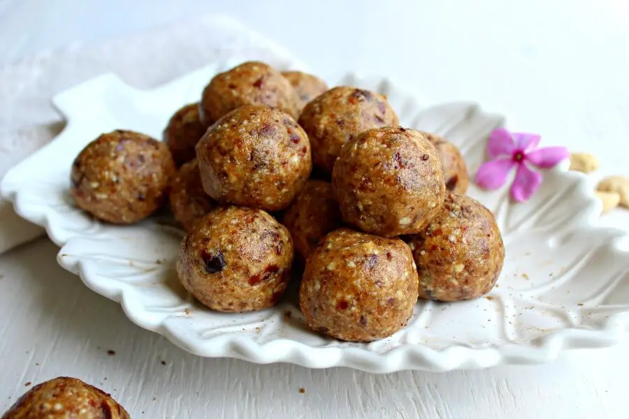 Cashew Pear Energy Protein Balls. Got 10 minutes? These are packed with protein and perfect for a post work out (or anytime) snack! | berrysweetlife.com