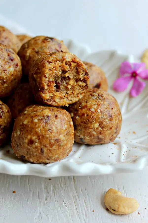 Cashew Pear Energy Protein Balls. Got 10 minutes? These are packed with protein and perfect for a post work out (or anytime) snack! | berrysweetlife.com 