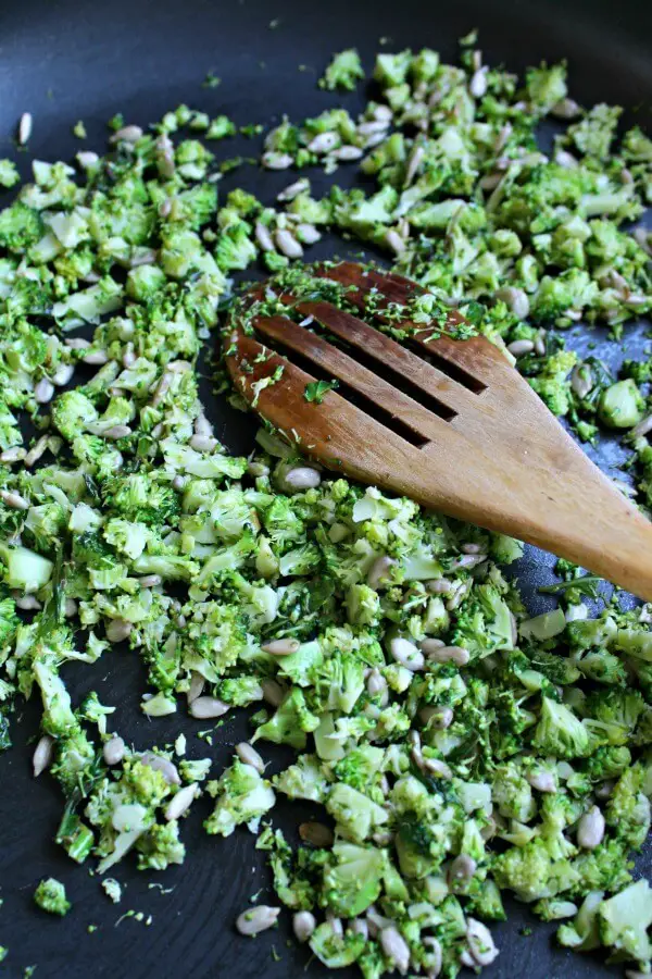 Fresh Lemon Basil Broccoli Spaghetti. Got 15 minutes? Make this light & healthy meal that has broccoli, lemon, fresh basil & sunflower seeds | berrysweetlife.com