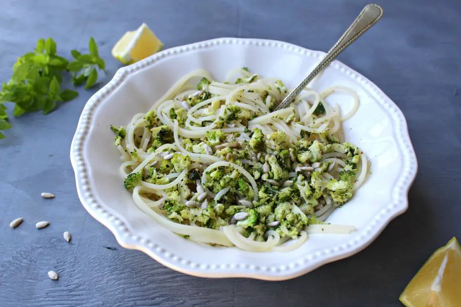 Fresh Lemon Basil Broccoli Spaghetti. Got 15 minutes? Make this light & healthy meal that has broccoli, lemon, fresh basil & sunflower seeds | berrysweetlife.com