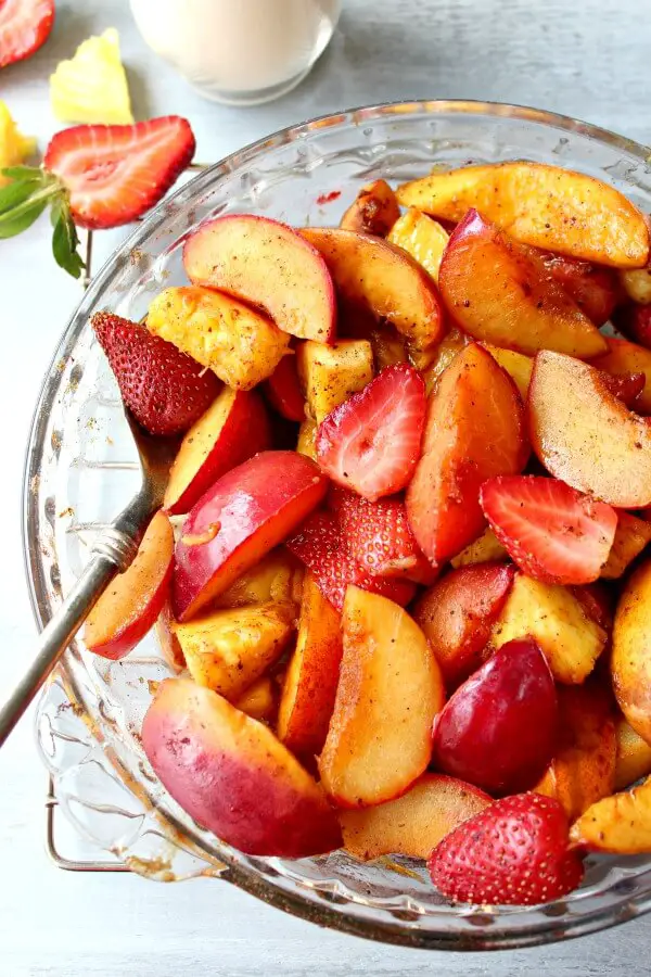 Honey Vanilla Nutmeg Summer Fruit Bake. Warm & spicy with a yoghurt vanilla honey sauce - this is the epitome of a YUMMY healthy pudding recipe | berrysweetlife.com