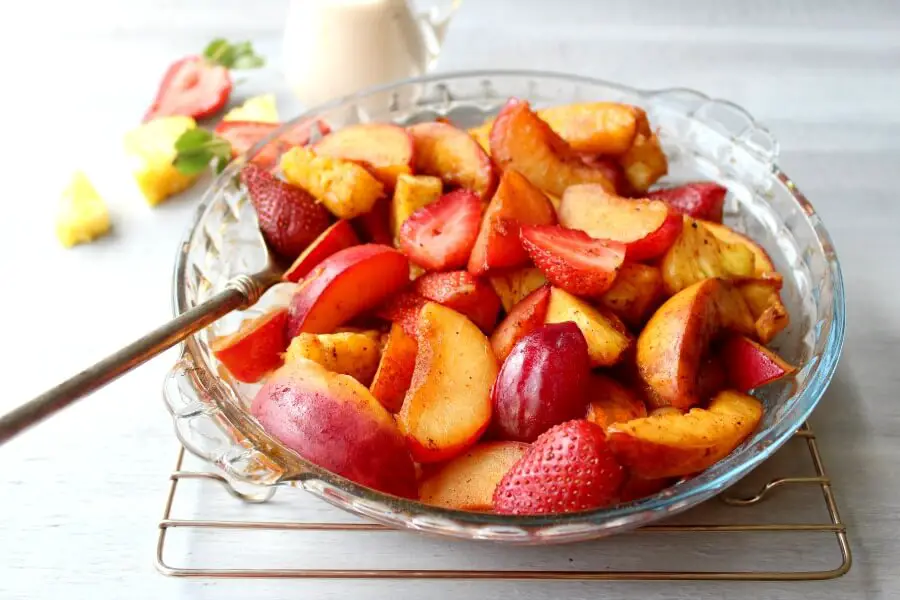 Honey Vanilla Nutmeg Summer Fruit Bake. Warm & spicy with a yoghurt vanilla honey sauce - this is the epitome of a YUMMY healthy pudding recipe | berrysweetlife.com