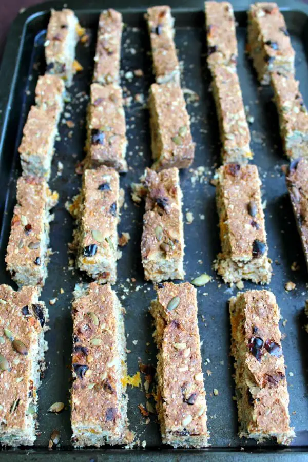 Mango Date Brown Flour Muesli Rusks. A healthy South African rusk recipe that is easy to make, naturally sweetned and packed full of goodness! | berrysweetlife.com