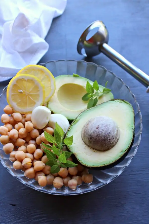 5 Minute Avocado Basil Hummus. Got 5 minutes? Make this healthy, tasty hummus. It goes with crackers, sandwiches, wraps or pasta | berrysweetlife.com