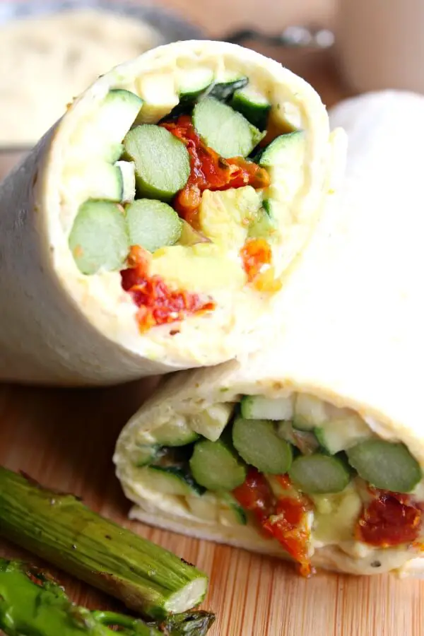 Asparagus Sun Dried Tomato Hummus Wraps. Very quick & easy wraps that are delicious and healthy, perfect for entertaining or a quick family meal | berrysweetlife.com