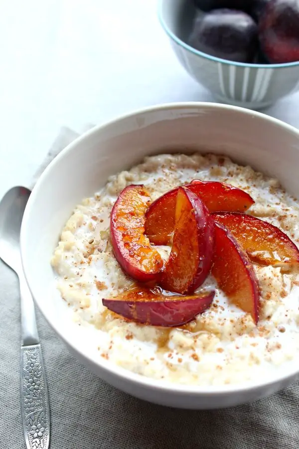 Caramelised Plum Oatmeal Bowls. Healthy, creamy, delicious breakfast in minutes! The whole family will love this recipe | berrysweetlife.com