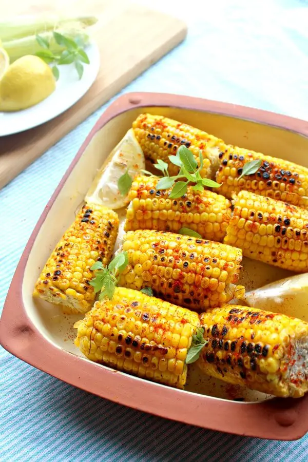 Charred Paprika Turmeric Corn Cobs. 14 minutes, sweetcorn, spices & a frying pan is all you need to make this delicious side dish that everyone will love! | berrysweetlife.com