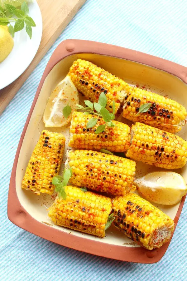 Charred Paprika Turmeric Corn Cobs. 14 minutes, sweetcorn, spices & a frying pan is all you need to make this delicious side dish that everyone will love! | berrysweetlife.com