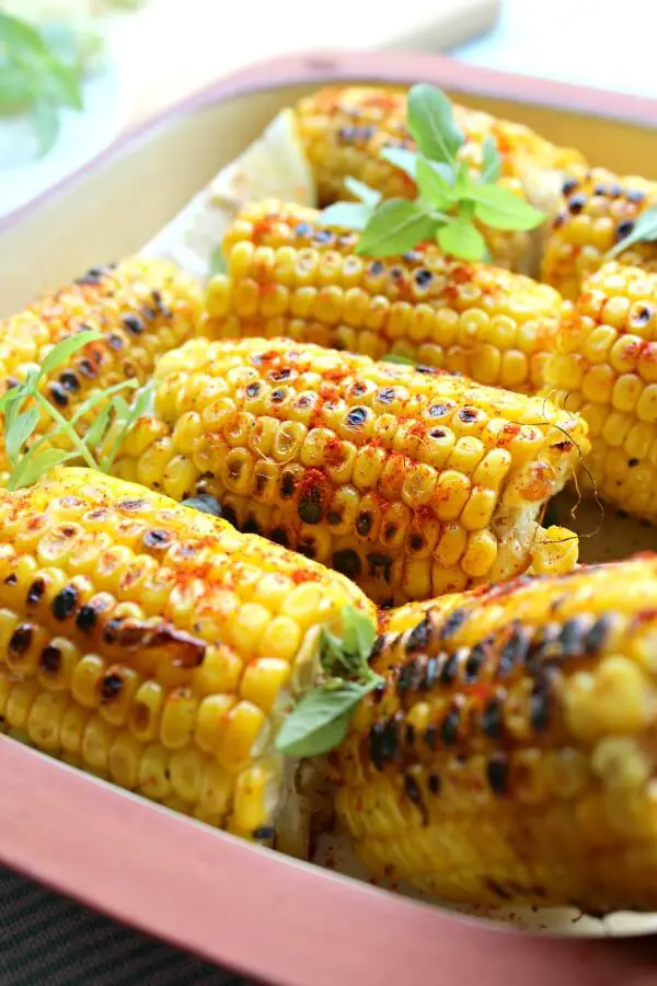 Charred Paprika Turmeric Corn Cobs. 14 minutes, sweetcorn, spices & a frying pan is all you need to make this delicious side dish that everyone will love! | berrysweetlife.com