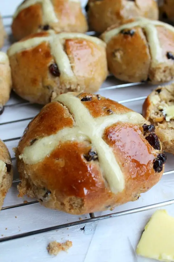 No Knead Easter Hot Cross Buns. The best, easy homemade Hot Cross Buns for Easter - Soft & fluffy, full of spices & raisins with a honey glaze. YUM! | berrysweetlife.com