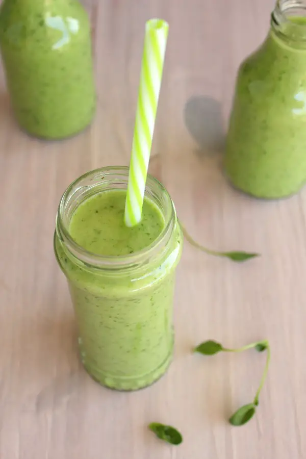 5 Minute Spinach Apple Green Smoothie. The BEST green smoothie! Easy, delicious and fresh healthy smoothie, packed with greens, cucumber and fruit! | berrysweetlife.com