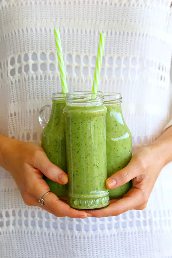 5 Minute Spinach Apple Green Smoothie. The BEST green smoothie! Easy, delicious and fresh healthy smoothie, packed with greens, cucumber and fruit! | berrysweetlife.com