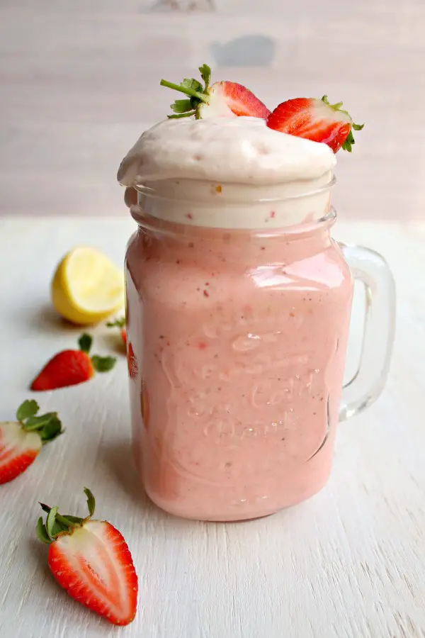 Pretty Pink Lemonade Smoothie. A healthy cross between homemade lemonade and a strawberry smoothie, too delicious for words! | berrysweetlife.com