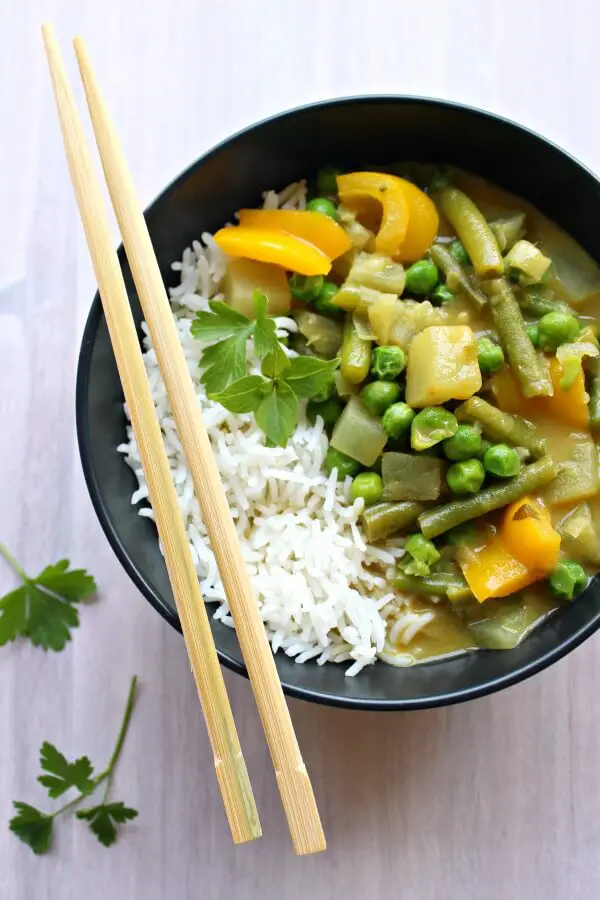 Vegetable Coconut Thai Green Curry. Clean eating, spicy & delicious! On the table in 30 minutes, this is Thai curry at it's best | berrysweetlife.com