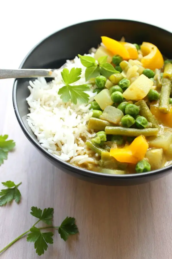 Vegetable Coconut Thai Green Curry. Clean eating, spicy & delicious! On the table in 30 minutes, this is Thai curry at it's best | berrysweetlife.com