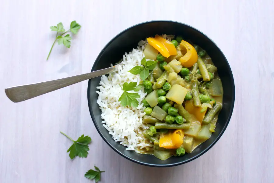 Vegetable Coconut Thai Green Curry. Clean eating, spicy & delicious! On the table in 30 minutes, this is Thai curry at it's best | berrysweetlife.com