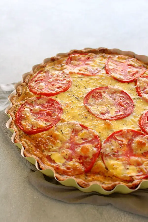 This Easy Cheese Crust Tomato Quiche is full of summer flavours and perfect for dinner or lunch! Made with an easy cheese crust, this is a family favourite! | berrysweetlife.com